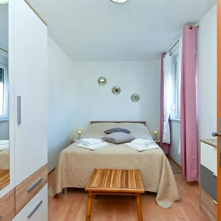 Apartment Fuer 2 Personen Ca 52 Qm In Liznjan, Istrien Suedkueste Von Istrien